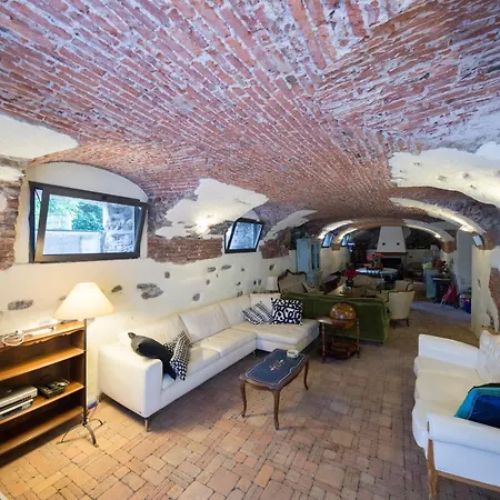 Cardano Close To Every Destination Apartment